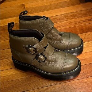 Dr. Martens Devon flower buckle platform leather boots NWOB